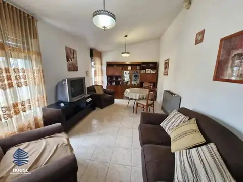 CASA DE 3 DORMITORIOS EN VENTA EN BARRIO POETA LUGONES