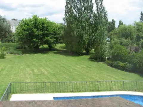 Casa en Venta en Abril Club De Campo, USD 720.000