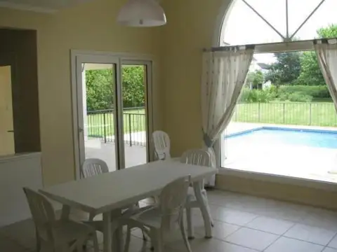 Casa 6 ambientes con 4 baños