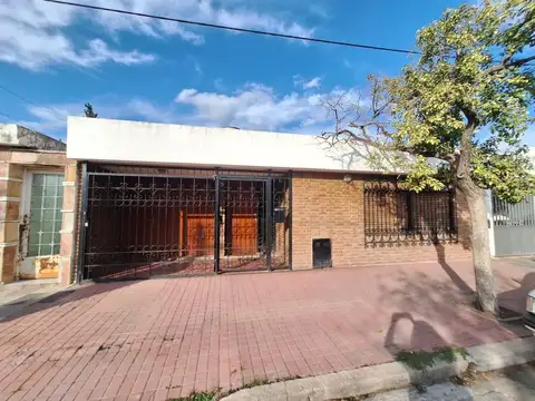VENTA CASA YAPEYU 3 DORM CON PATIO COCHERA 