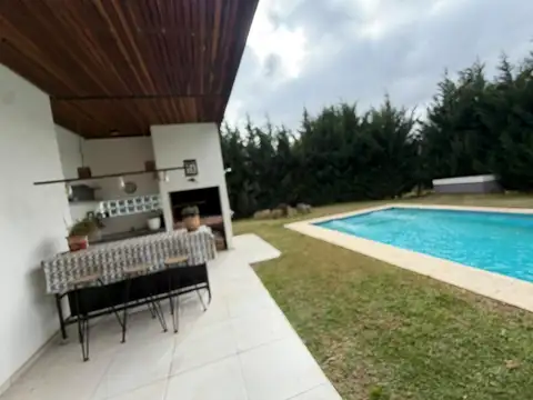 Casa 5 ambientes con 4 baños