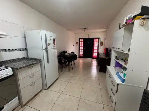 Venta casa 3 dormitorios con patio barrio Yofre 