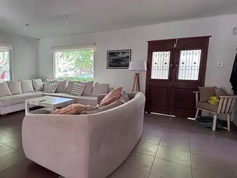 Casa en Venta con 3 cocheras