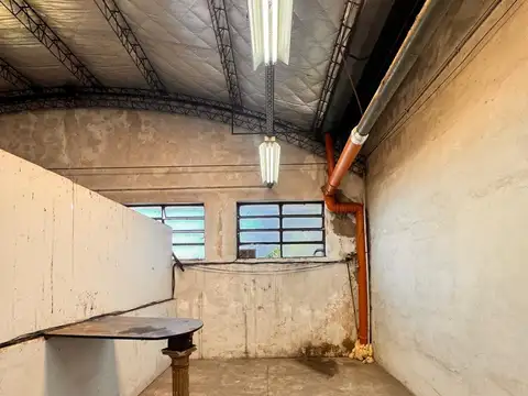 FABULOSO GALPON CON TECHO PARABOLICO, VESTUARIOS, BAÑOS Y OFICINAS