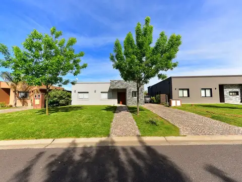 VENTA CASA 4 AMBIENTES PILAR DEL ESTE CON PILETA