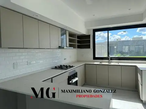 Casa en Alquiler con 1 cochera
