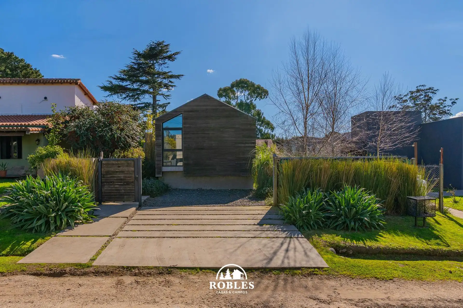 Casa estilo moderno lindero al Golf Los Acantilados