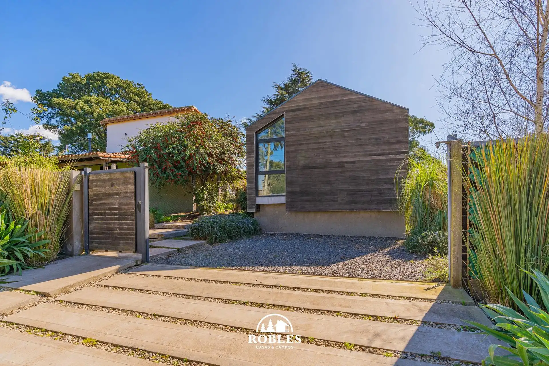 Casa estilo moderno lindero al Golf Los Acantilados