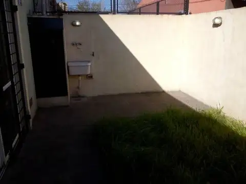 Venta. Departamento de 2 ambientes con patio propio. Florenc