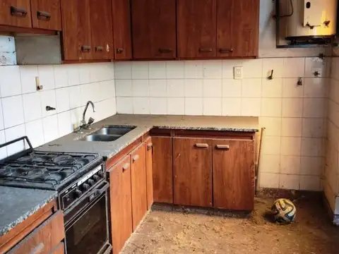 Galpón con casa al contrafrente y departamento en PA