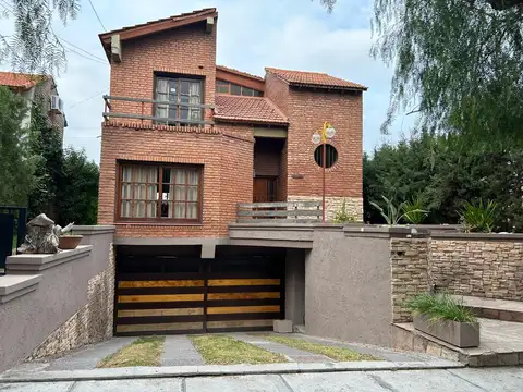 Casa Venta Barrio Dalvian, 4 Dorm, 3 Baños, 2 Cocheras, Calefacción Central, Apta Crédito