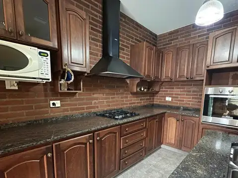 Casa 6 ambientes con 2 baños