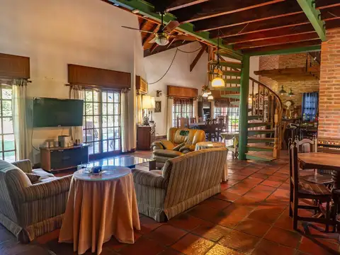 Casa 4 ambientes con 5 baños