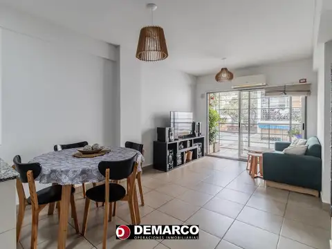 Departamento de 2 ambientes con balcón y cochera en Paternal