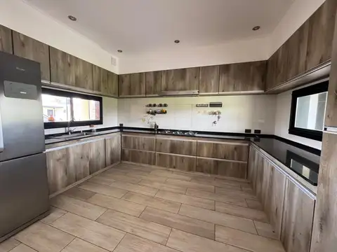 Casa 6 ambientes con 4 baños