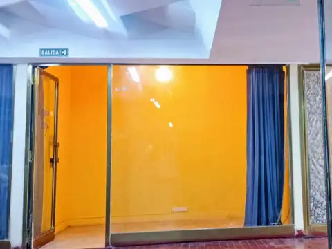 Local en galeria en venta en Almagro sobre Avenida Rivadavia, zona muy comercial