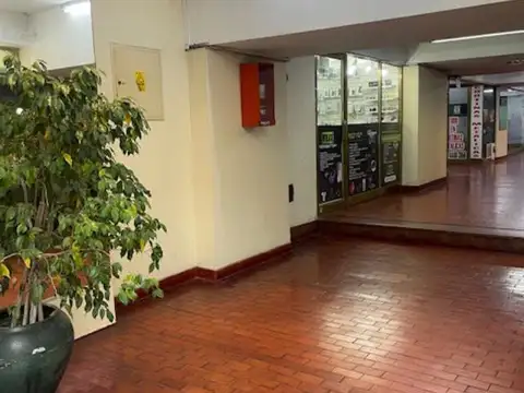 Local en galeria en venta en Almagro sobre Avenida Rivadavia, zona muy comercial