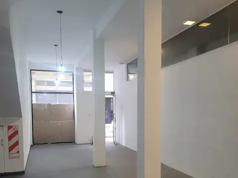 Local con patio de 80 m2. APTO TODO DESTINO.