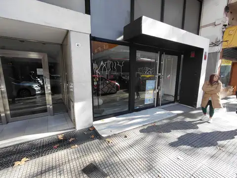 Espectacular Local en Pleno Flores de 240 M²!
