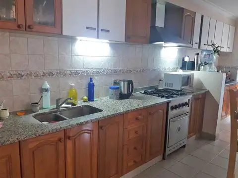 Casa 7 ambientes con 2 baños