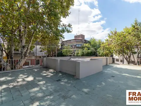 Casa en Esquina con Terraza y Garage con posibilidad de edificar en Saavedra