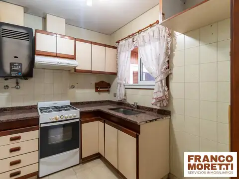 Casa en Esquina con Terraza y Garage con posibilidad de edificar en Saavedra