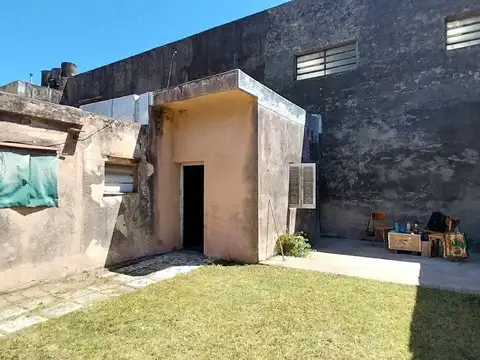 Casa pasillo con Jardín - a reciclar