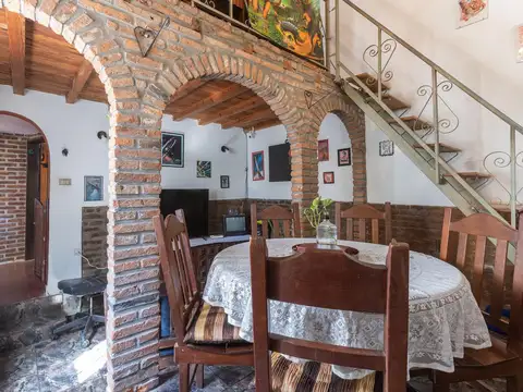 EN VENTA - CASA DE PASILLO DE TRES PLANTAS - BARRIO CENTRO