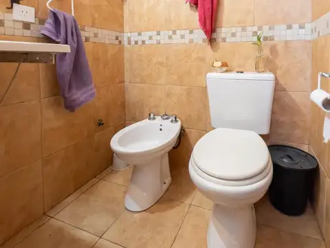 EN VENTA - CASA DE PASILLO DE TRES PLANTAS - BARRIO CENTRO