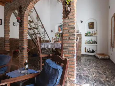 EN VENTA - CASA DE PASILLO DE TRES PLANTAS - BARRIO CENTRO