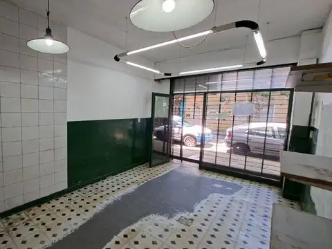 A Media Cuadra de Av. Maipú, Local de 3x17m con Baño
