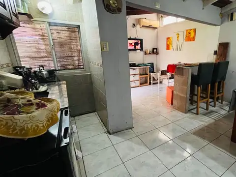 Casa 6 ambientes con 2 baños