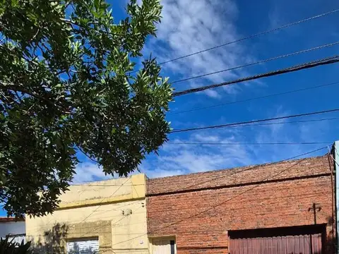 VENTA DE CASA CON AMPLIO TERRENO - PILAR