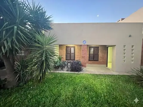 SE ALQUILA CASA DE 2 DORM/2 BAÑOS/PILETA/COCHERA