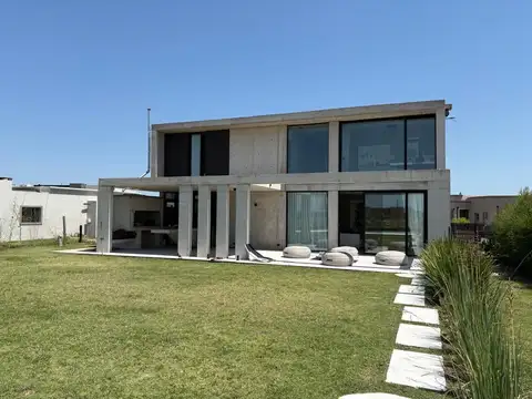 Casa 5 ambientes con 4 baños