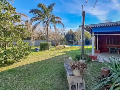 VENTA - CASA DE 2 DORMITORIOS CON JARDIN Y PISCINA - ANDINO