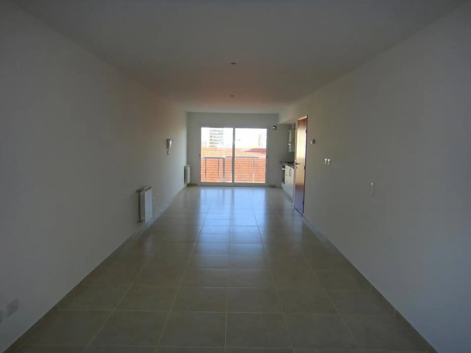 Loft a estrenar con balcón a la calle, muy luminoso.