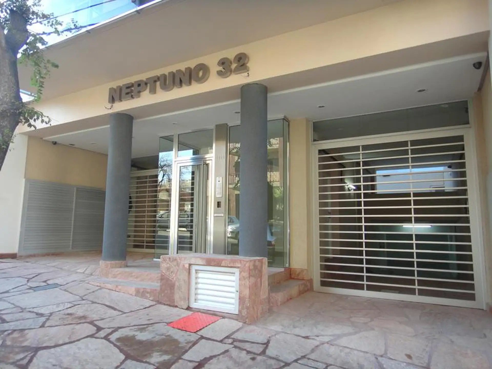 Loft a estrenar con balcón a la calle, muy luminoso.