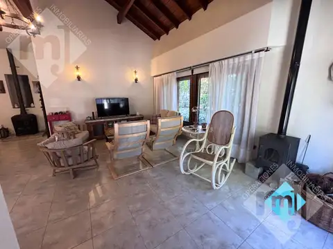 Casa 4 ambientes con 2 baños