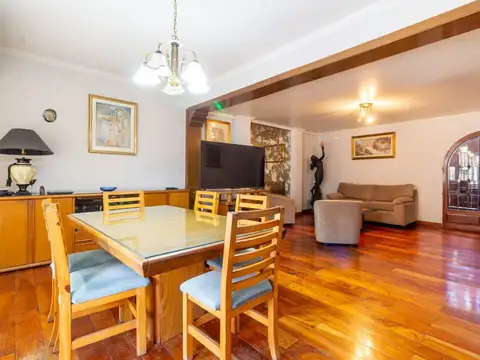 Casa 5 ambientes con 4 baños