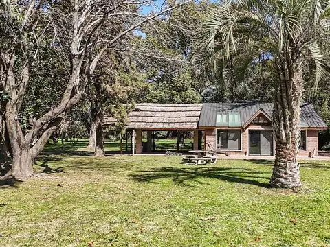 Casa a la venta con muy amplio terreno.