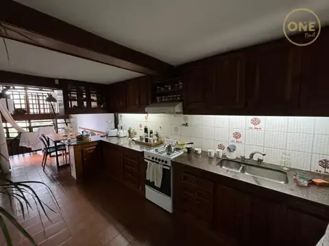 Casa 9 ambientes con 3 baños
