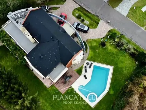 Casa en Venta con 3 cocheras