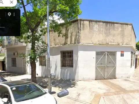 Galpón en esquina - 140 m2 aprox - Techo de losa - Muy buena ubicación -