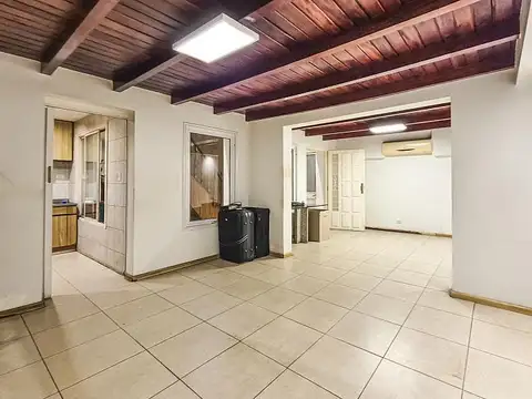 Departamento 3 ambientes PH frente muy buen estado patio cochera en Palermo