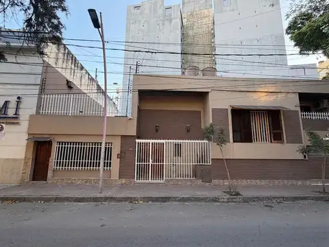 CASA/ESTUDIO EN VENTA - 25 DE MAYO AL 400