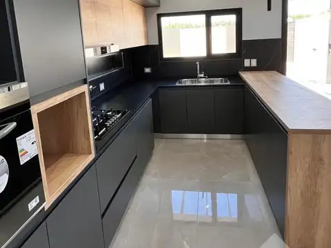 Casa 5 ambientes con 2 baños