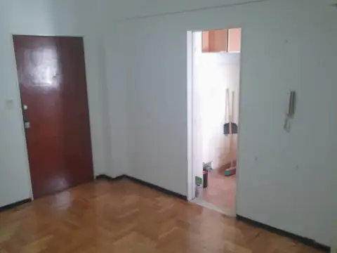 DEPARTAMENTO DOS AMBIENTES A METROS DE AV RIVADAVIA.