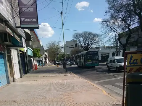 LOCAL EN ESQUINA DE 2 AVENIDAS, BRUIX Y DIRECTORIO DE 20 METROS CUADRADOS