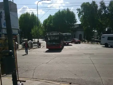 LOCAL EN ESQUINA DE 2 AVENIDAS, BRUIX Y DIRECTORIO DE 20 METROS CUADRADOS